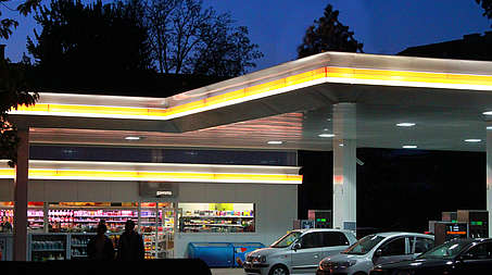 Beleuchtete Tankstelle bei Nacht