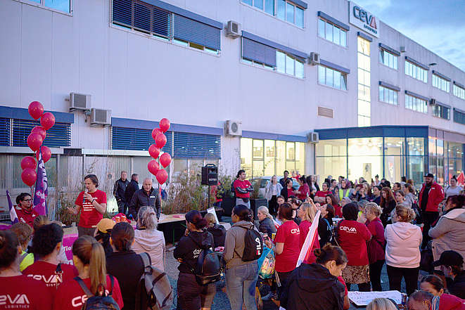 Des employé-e-s de CEVA Logistics protestent devant leur entreprise