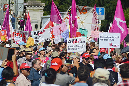 Plus de 20 000 manifestant-e-s pour une AVS plus forte