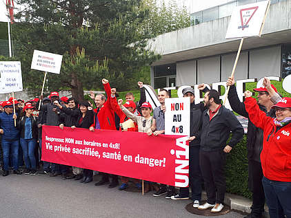 Plus de 50 personnes manifestent devant le siège de Nespresso à Lausanne.