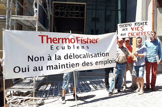 Streikende Thermo-Fisher-Beschäftige vor dem Waadtländer Kantosparlament