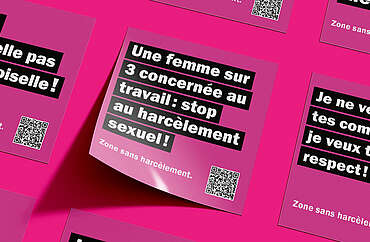 Des autocollants d'Unia contre le sexisme, avec les textes «Une femme sur 3 concernée au travail; stop au harcèlement sexuel!», «Ne m'appelle pas mademoiselle!» et «Je ne veux pas tes compliments, je veux ton respect!»