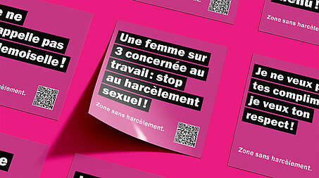 Des autocollants d'Unia contre le sexisme, avec les textes «Une femme sur 3 concernée au travail; stop au harcèlement sexuel!», «Ne m'appelle pas mademoiselle!» et «Je ne veux pas tes compliments, je veux ton respect!»