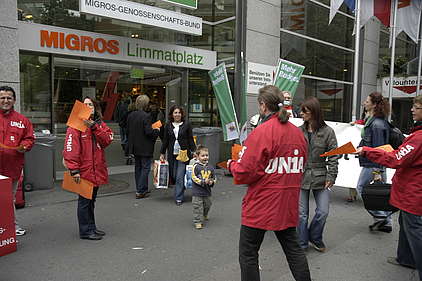 Action d'Unia devant une Migros à Zurich
