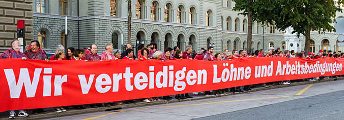 Transparent «Wir verteidigen Löhne und Arbeitsbedingungen»