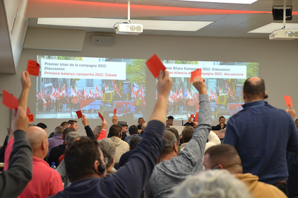 Die Bauarbeiter der Unia-Baukonferenz stimmen dem Verhandlungsresultat für den neuen LMV zu.