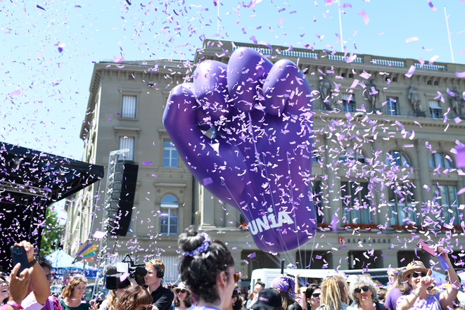 Un ballon violet géant en forme de poing sur la Place fédérale lors de la grève des femmes de 2023