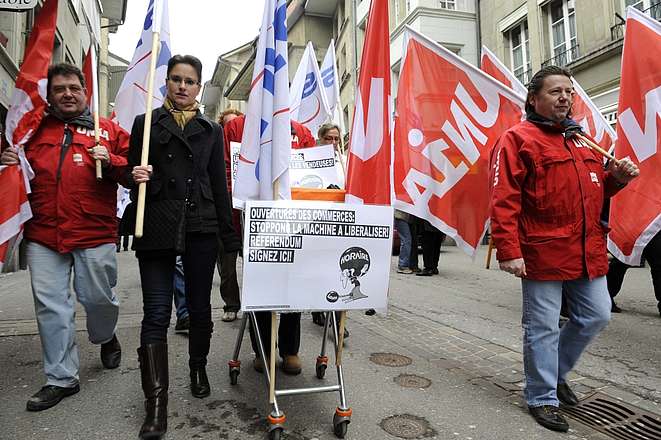 Demonstranten mit Unia-Fahne auf der Strasse in Freiburg