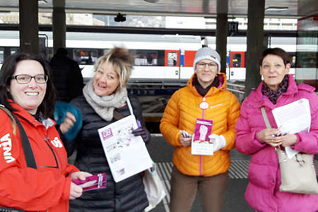 Auch in Sion sind die Frauen früh aufgestanden und verteilen Info-Flyer an die Pendlerinnen-