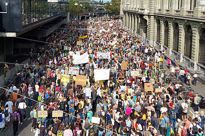 Über 60'000 Menschen demonstrieren in Bern.