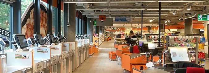 Casse di self checkout nella filiale di una catena svizzera del commercio al dettaglio.