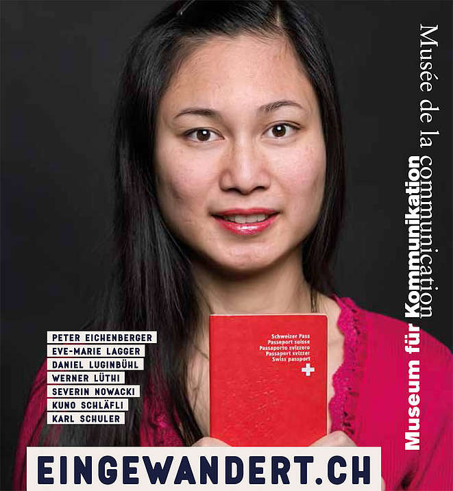 Eine Frau mit asiatischem Aussehen hält einen Schweizer Pass in den Händen