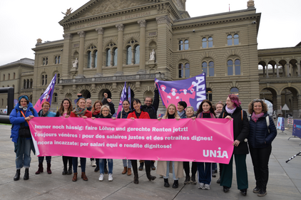Des femmes tiennent une banderole rose sur la Place fédérale le 8 mars, Journée internationale de la femme