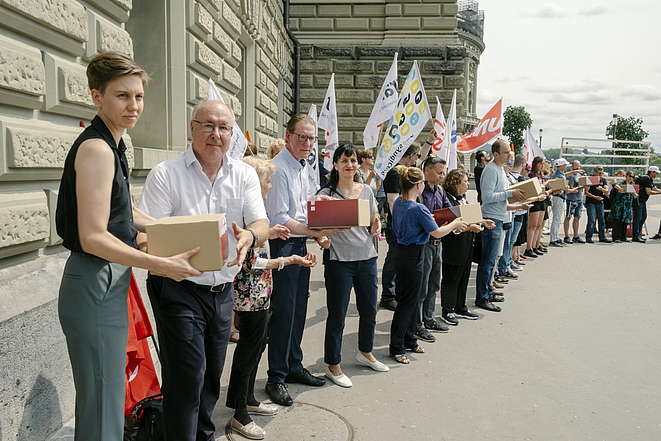 Une chaîne humaine comprenant les président-e-s des plus grands syndicats suisses remet les caisse de signatures pour le référendum contre LPP 21 $ la Chancellerie fédérale