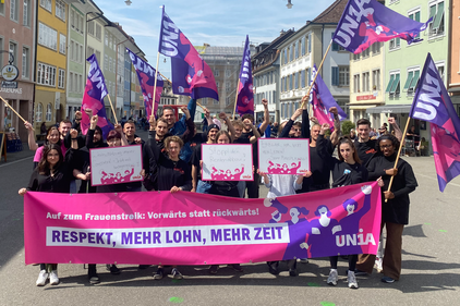  Mitglieder der Unia Jugend mit Transparent: "Respekt, mehr Lohn, mehr Zeit"