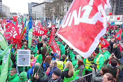 Drapeau d'Unia dans une manifestation syndicale européenne à Bruxelles