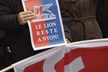 Affiche «Le lion reste à Nyon», drapeau d'Unia