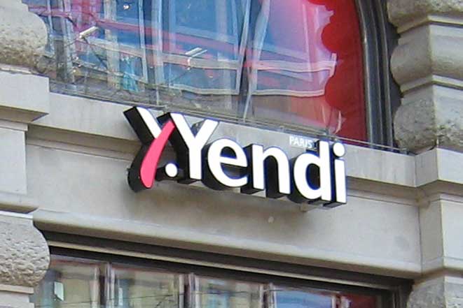 Yendi-Logo an einem Schaufenster
