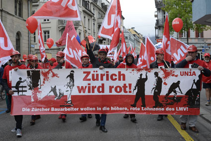 Bauarbeiter am Umzug zum 1. Mai in Zürich