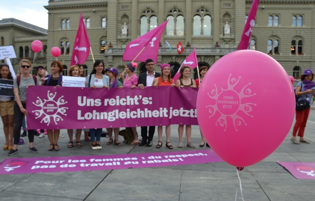 Kundgebung auf dem Bundesplatz mit viel Lila und Transparent: Uns reicht's! Lohngleichheit jetzt!