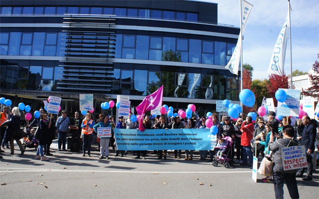 Manifestanti davanti alla sede di Senevita a Muri, presso Berna, 7 ottobre 2017