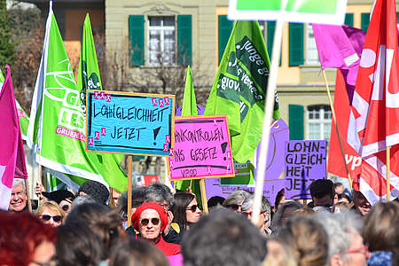 Rassemblement de plus de 1 000 femmes et hommes solidaires à Berne