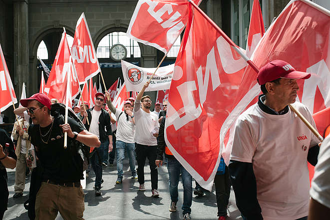 Degli elettricisti di tutta la Svizzera manifestano a Zurigo 