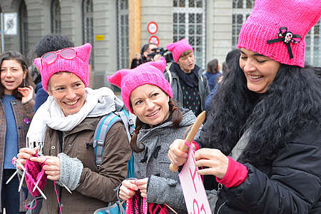 Portano Pussyhats (berretti rosa con orecchie da gattina) in segno di protesta  - e in vista della grande manifestazione delle donne, in programma il 18 marzo a Zurigo.
