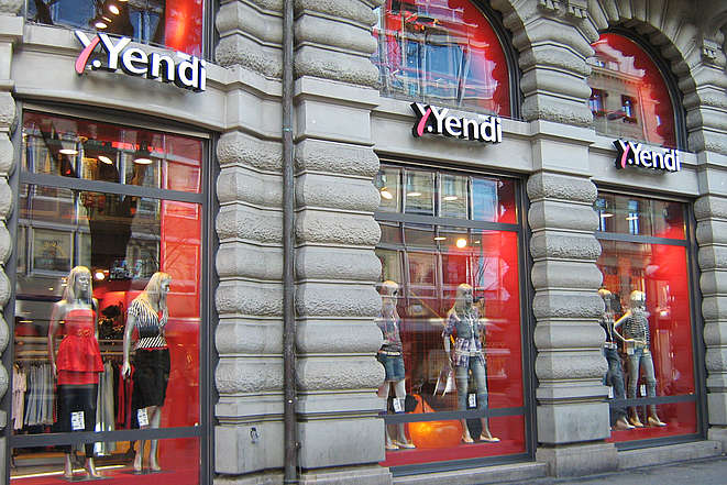 Schaufenster eines Yendi-Kleiderladens