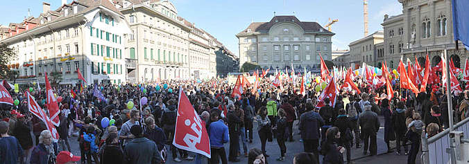 Foto panorama dei 8000 partecipanti sulla piazza federale