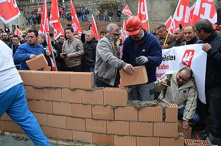 Nach der Versammlung protestierten die Bauarbeiter vor dem Hauptsitz des SBV und mauerten den Eingang zu.