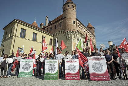 Le comité unitaire pour un salaire minimum vaudois pose sur l'esplanade du château Saint-Maire à Lausanne