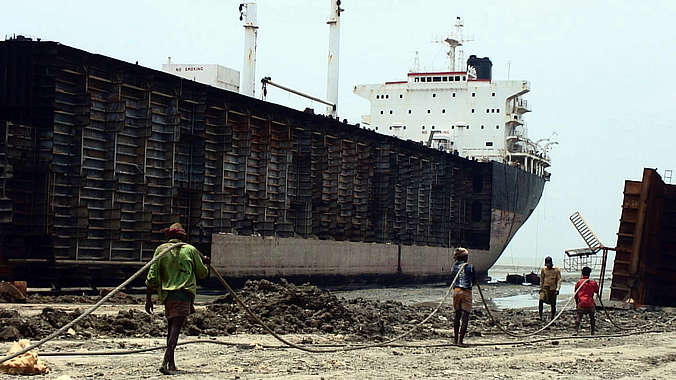 Senza maschere di protezione, molti lavoratori fanno a pezzi vecchie navi sulla spiaggia di Chittagong (Bangladesh).