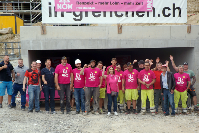I muratori in un cantiere di Grenchen in maglietta rosa dello sciopero delle donne