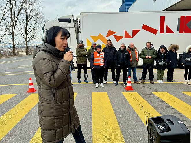 Unia-Präsidentin Vania Alleva spricht in Ecublens zu den Micarna-Streikenden