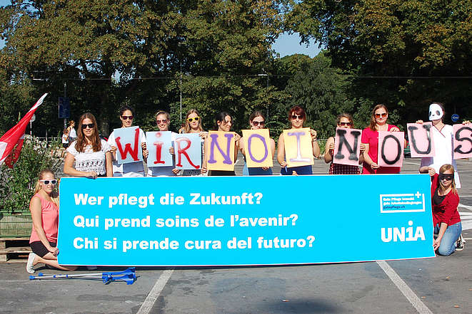 Junge Frauen mit Traspi: «Wer pflegt die Zukunft?» Wir. Noi. Nous.