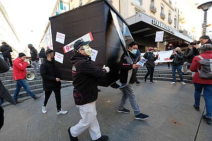 Des livreuses et livreurs de Smood protestent à Genève.