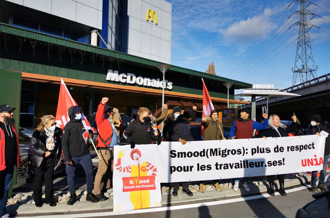 Smood Kurier:innen demonstrieren vor McDonalds-Restaurant