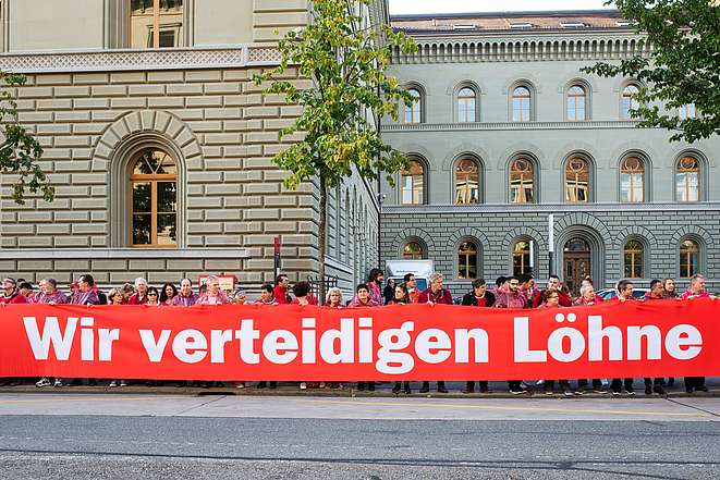 Transparent «Wir verteidigen Löhne» vor dem Bundeshaus in Bern