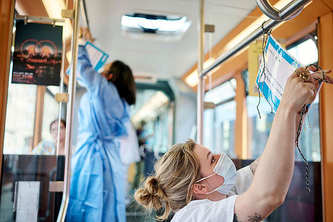 Lors d’une action pour les soins, les soignant-e-s accrochent leurs revendications dans le tram.