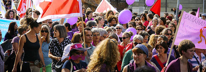 Donne a una grande manifestazione