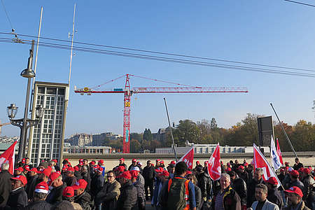 Oltre 4000 lavoratori edili protestano a Losanna