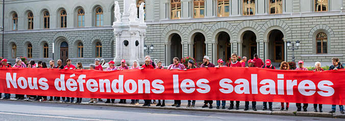 Banderole «Nous défendons les salaires»