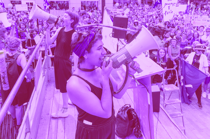 Frauenstreik 2019, Demo, Frauen mit Megafon