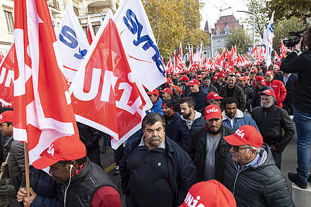 Oltre 4000 lavoratori edili protestano a Losanna (foto: Thierry Porchet)