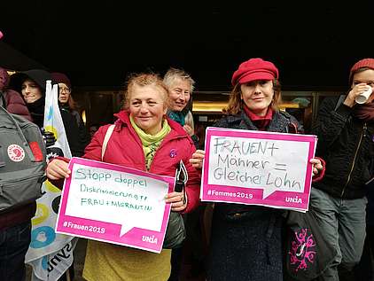Zwei Frauen an der Demo zum Internationalen Frauentag in Bern