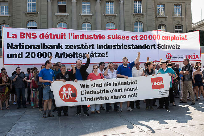 Rund 60 Industrie-Delegierte der Unia demonstrieren vor der Nationalbank für ihre Arbeitsplätze.