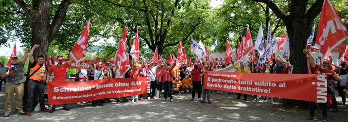 Kämpferische Schreiner und Schreinerinnen demonstrieren an der Bahnhofstrasse in Zürich.