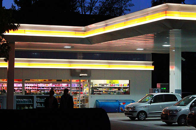 Blick auf Tankstellenshop in der Nacht