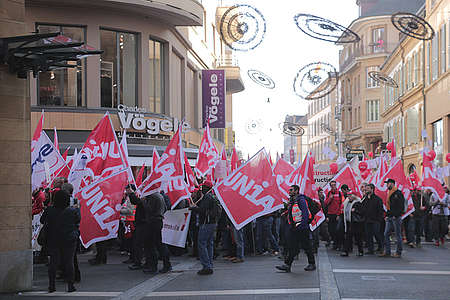 500 Bauarbeiter versammelten sich in Neuchâtel, um für ihr Rente zu kämpfen.